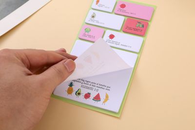 Pack sticky notes. (Alegria)