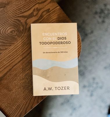 Encuentros con el Dios Todopoderoso: Un devocionario de 365 días (Free Shipping)