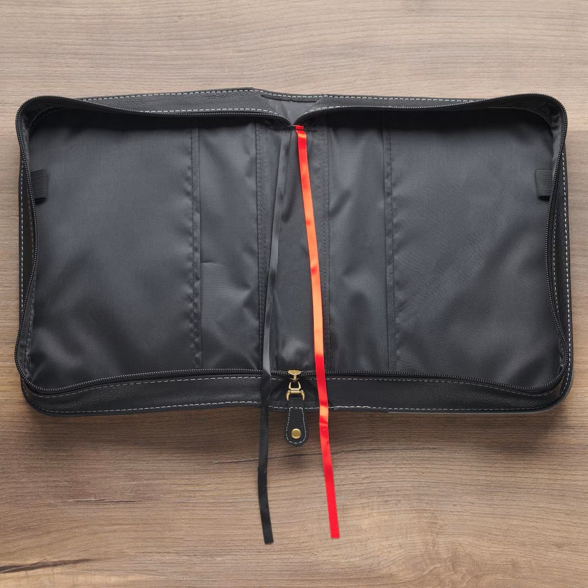 Cover (Large) Be Strong & Couragerous (Se Fuerte y Valiente) Josué 1:9 Simil piel Negro y Gris