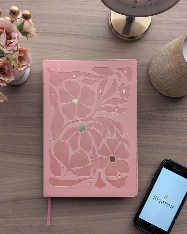 Biblia ultrafina NTV, letra grande con Filament SentiPiel, Flores rosa (Free Shipping)