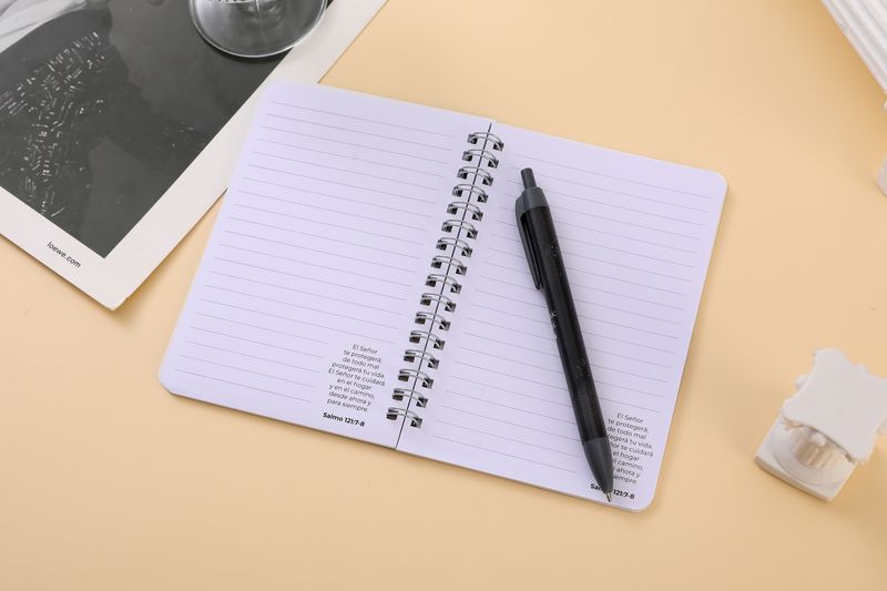 Pack libreta anillas con bolígrafo. (El Señor te protegerá)
