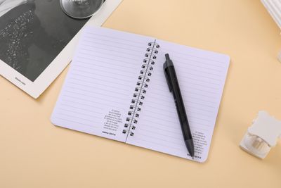 Pack libreta anillas con bolígrafo. (El Señor te protegerá)
