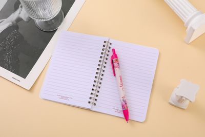 Pack libreta anillas con bolígrafo. (Mamá)