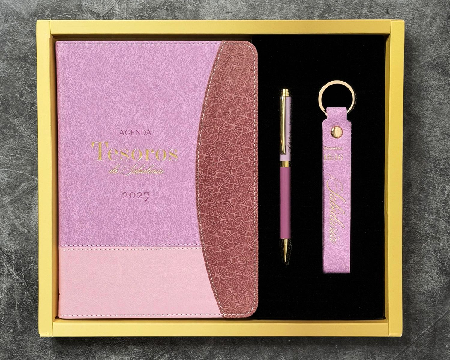 Agenda 2027, Bolígrafo, y Llavero con Caja de Lujo: Tesoros de Sabiduría, imit piel Rosa (Free Shipping) Agenda 2027, Bolígrafo, y Llavero con Caja de Lujo: Tesoros de Sabiduría, imit piel Rosa (Free Shipping)
