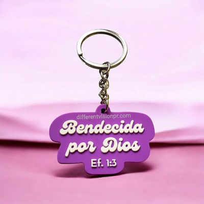 Llavero de caucho violeta - Bendecida