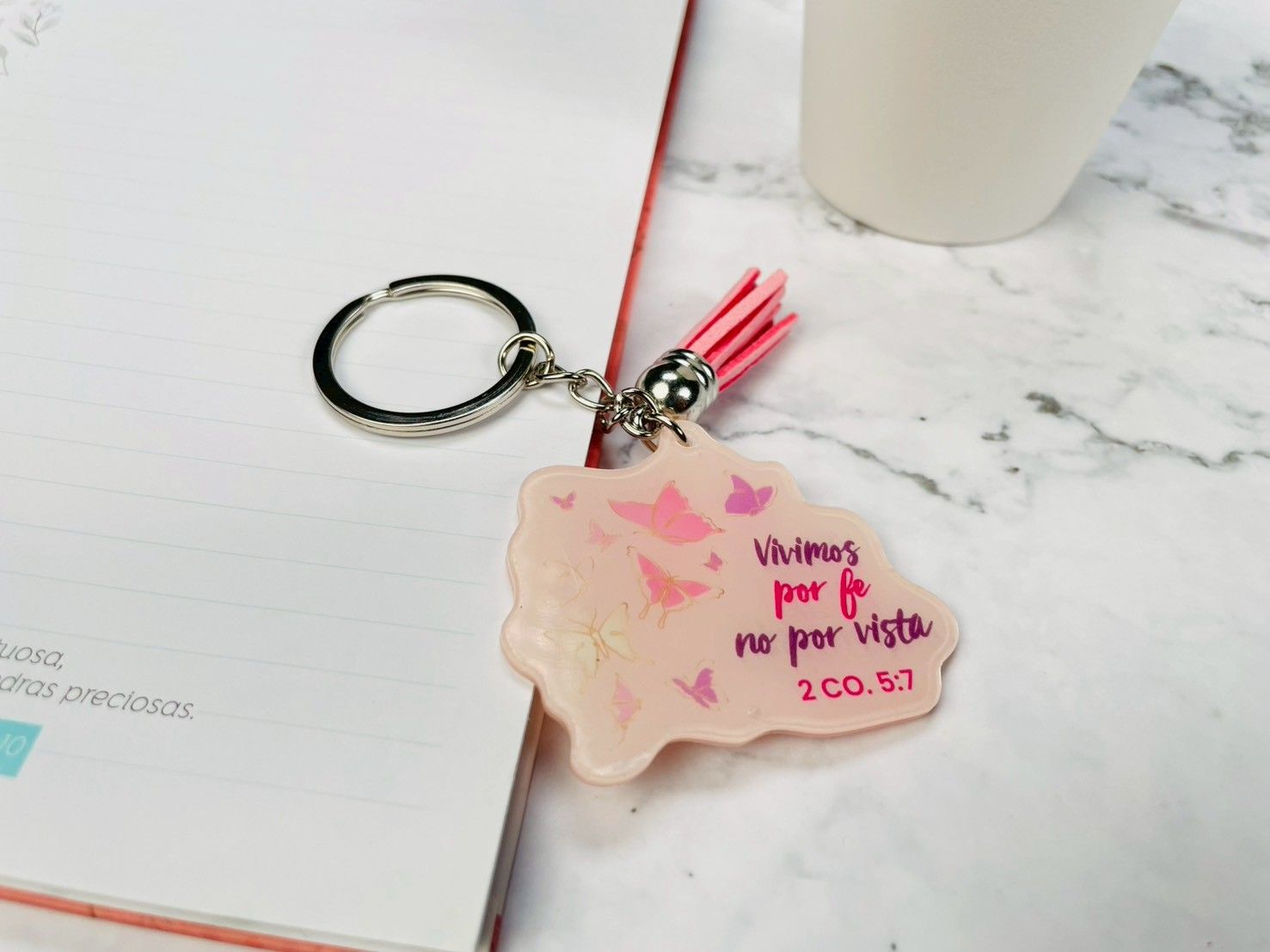 Llavero acrílico con pon pon decorativo - Vivimos por Fe