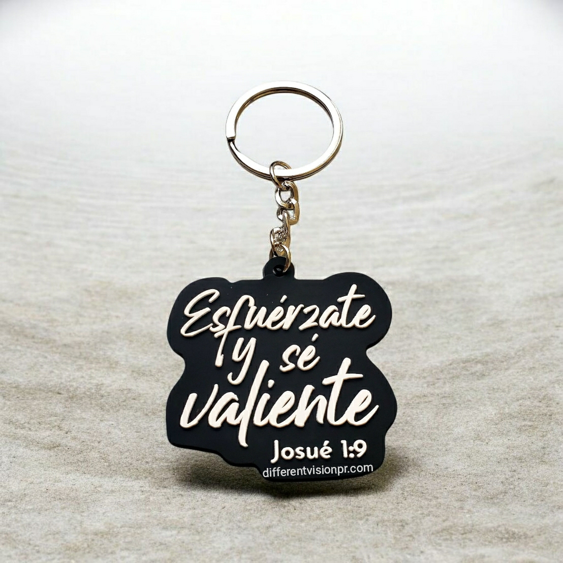 Llavero de caucho negro - Esfuérzate y sé valiente