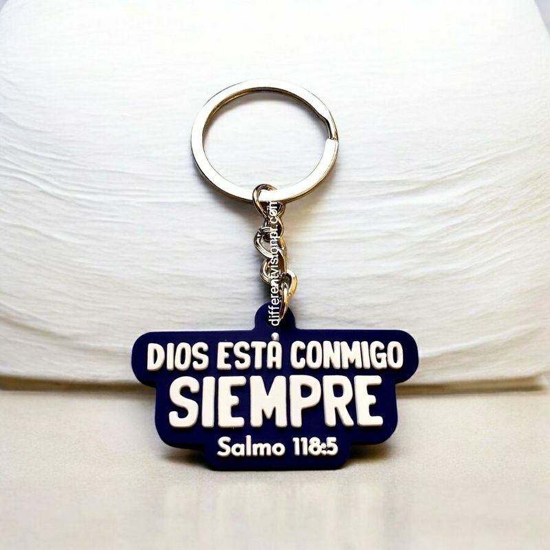 Llavero de caucho indigo - Dios está contigo siempre