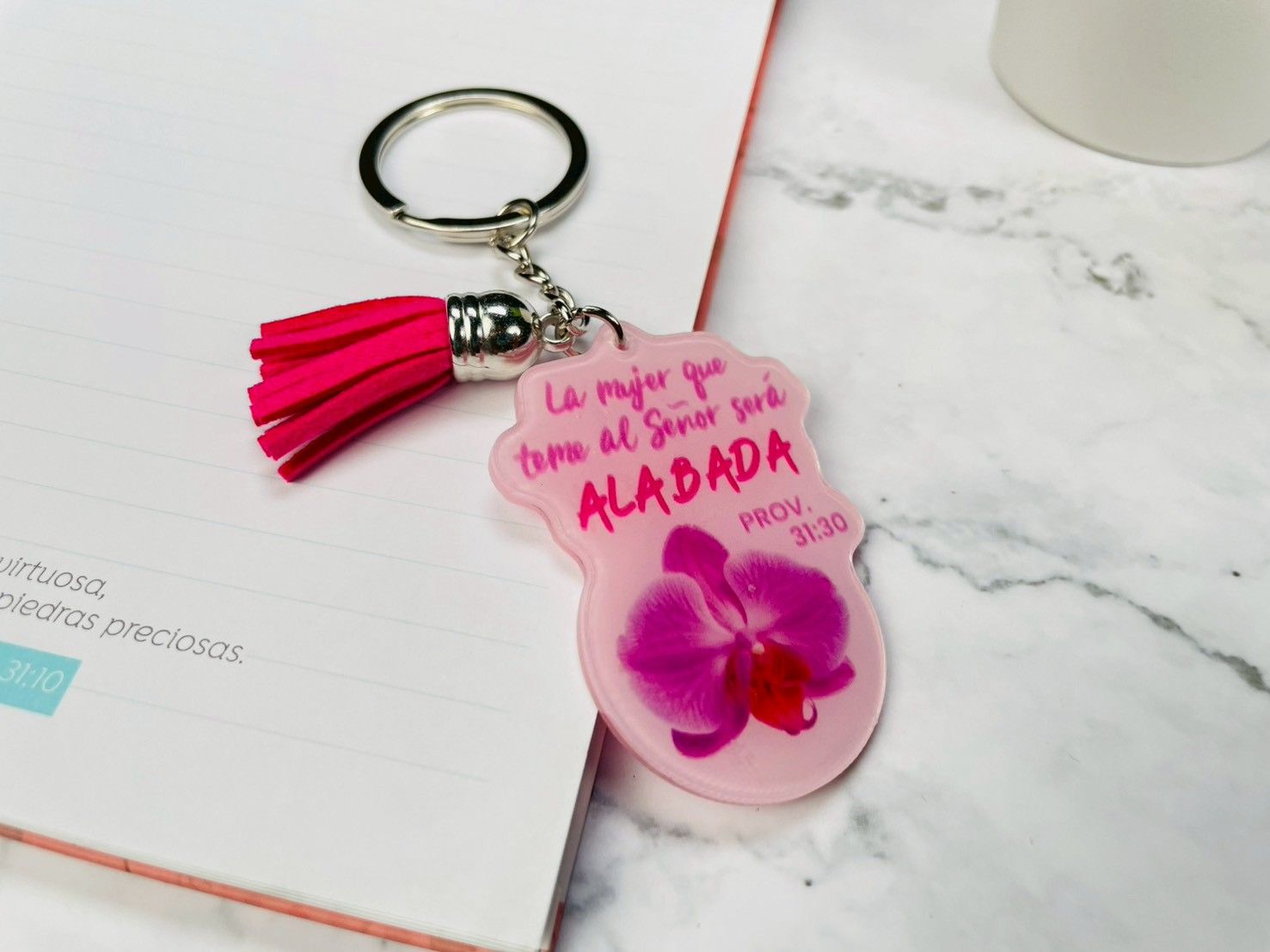 Llavero acrílico con pon pon decorativo - La mujer que teme al Señor