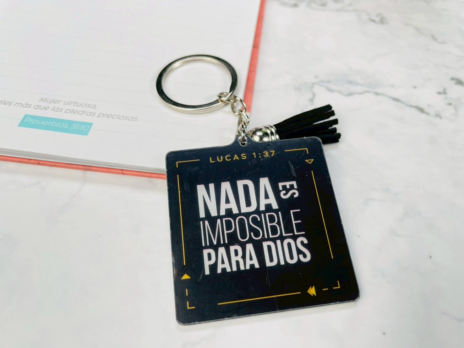 Llavero acrílico con pon pon decorativo - Nada es imposible para Dios