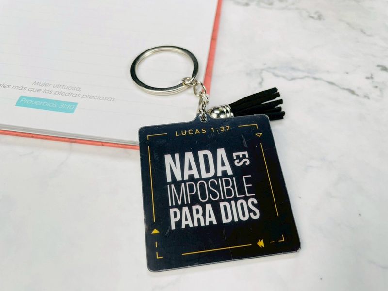 Llavero acrílico con pon pon decorativo - Nada es imposible para Dios