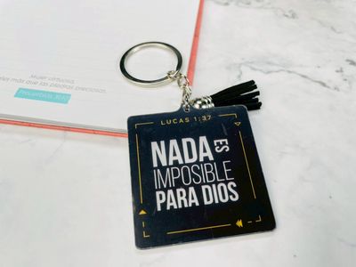 Llavero acrílico con pon pon decorativo - Nada es imposible para Dios