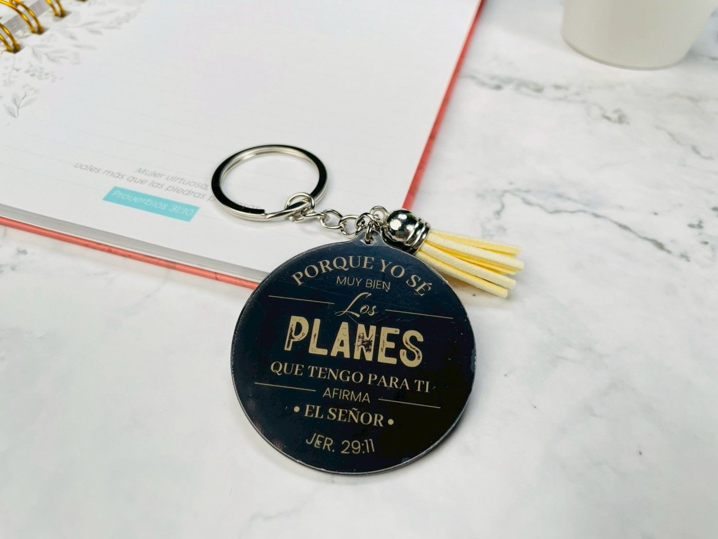 Llavero acrílico con pon pon decorativo - Porque yo sé muy bien los planes