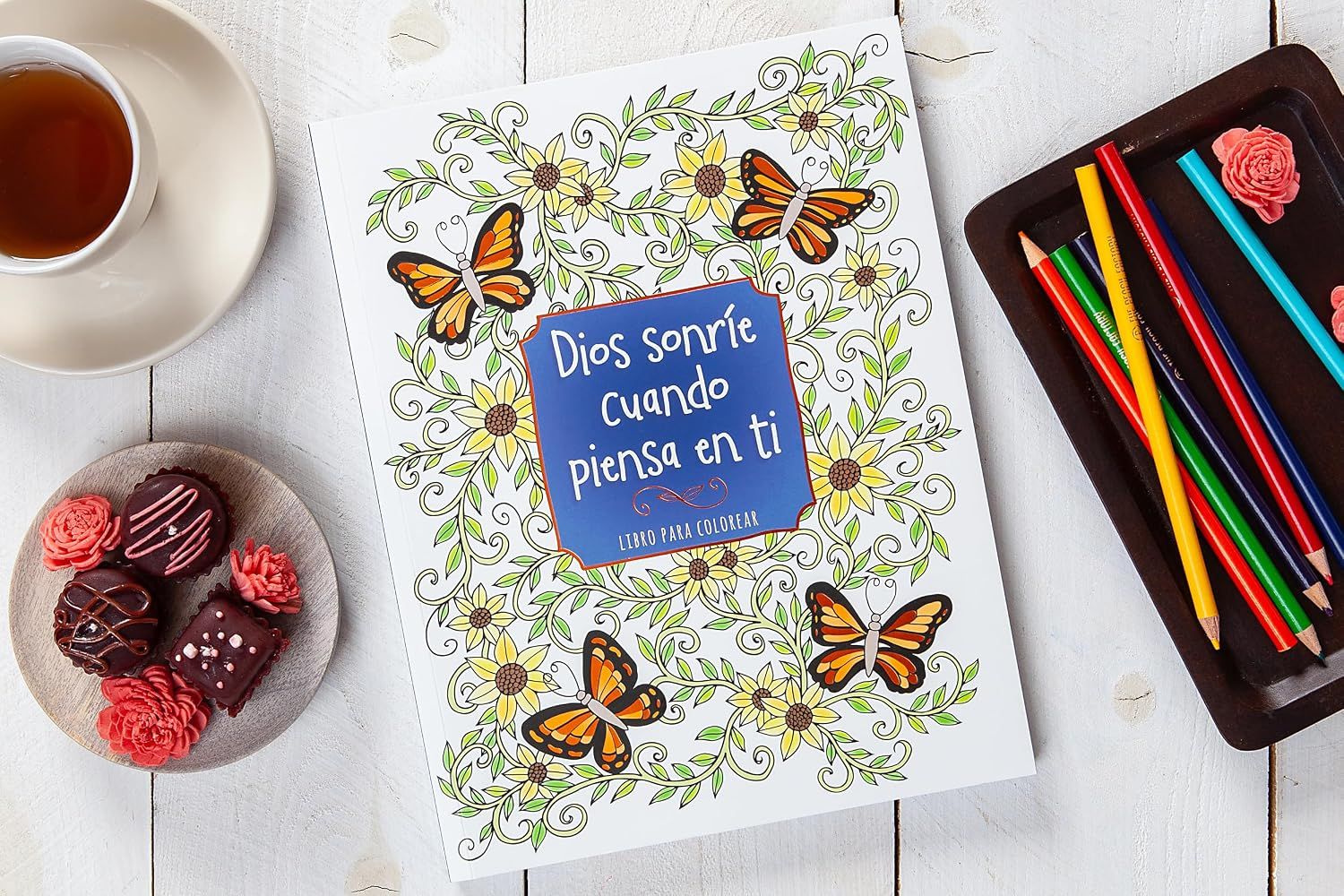 Dios sonríe cuando piensa en ti: libro para colorear