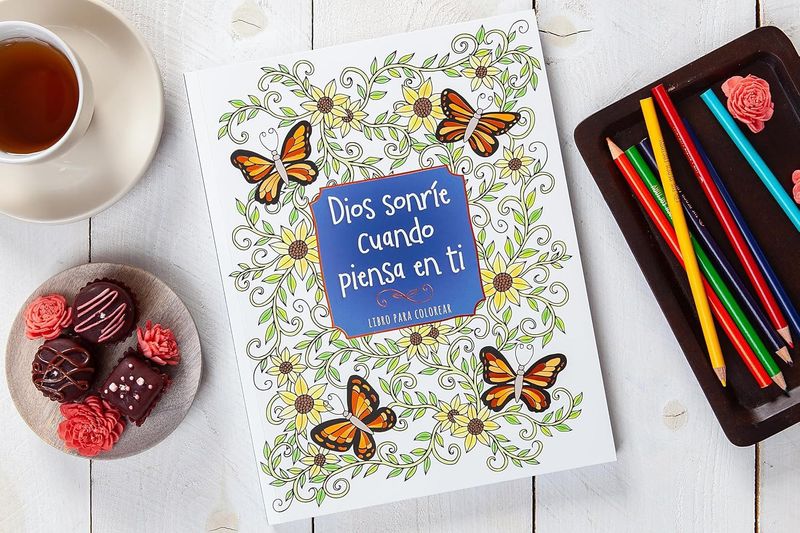 Dios sonríe cuando piensa en ti: libro para colorear