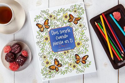 Dios sonríe cuando piensa en ti: libro para colorear