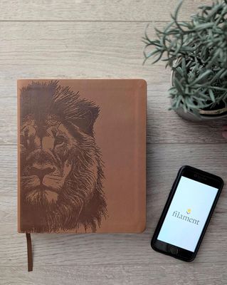 Biblia de margen amplio NTV con Filament, León (Free Shipping)