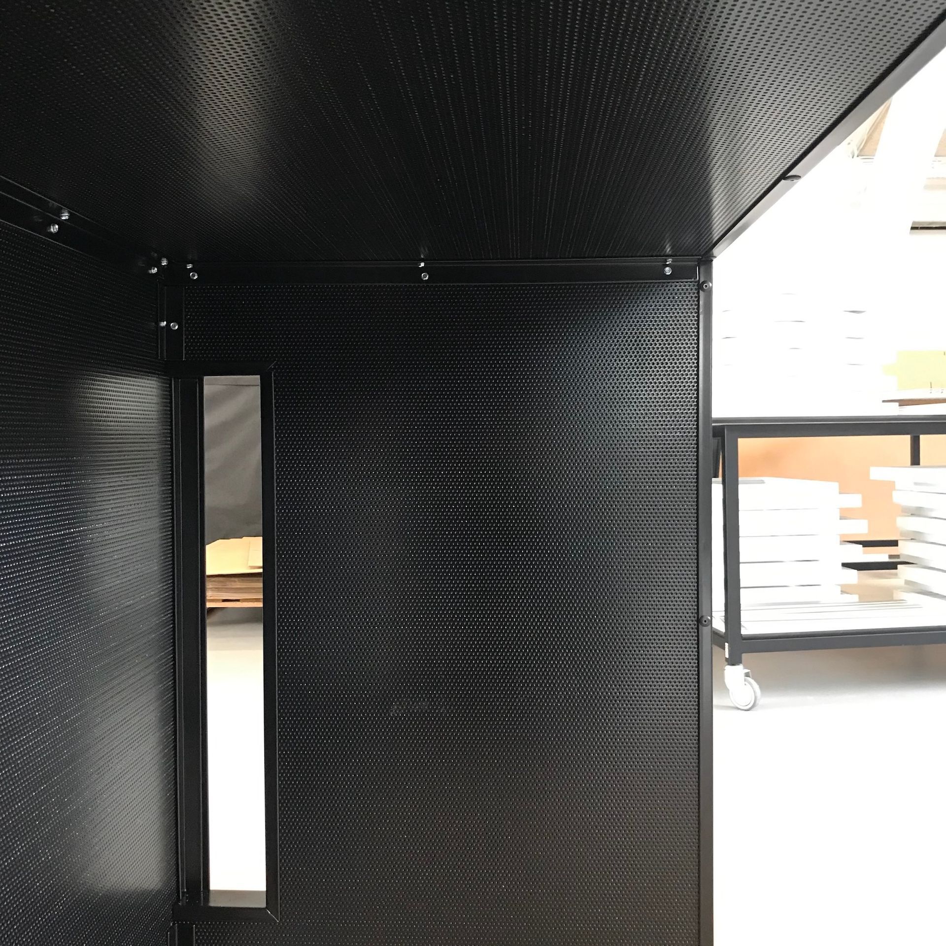 Støjindkapsling til varmepumpe