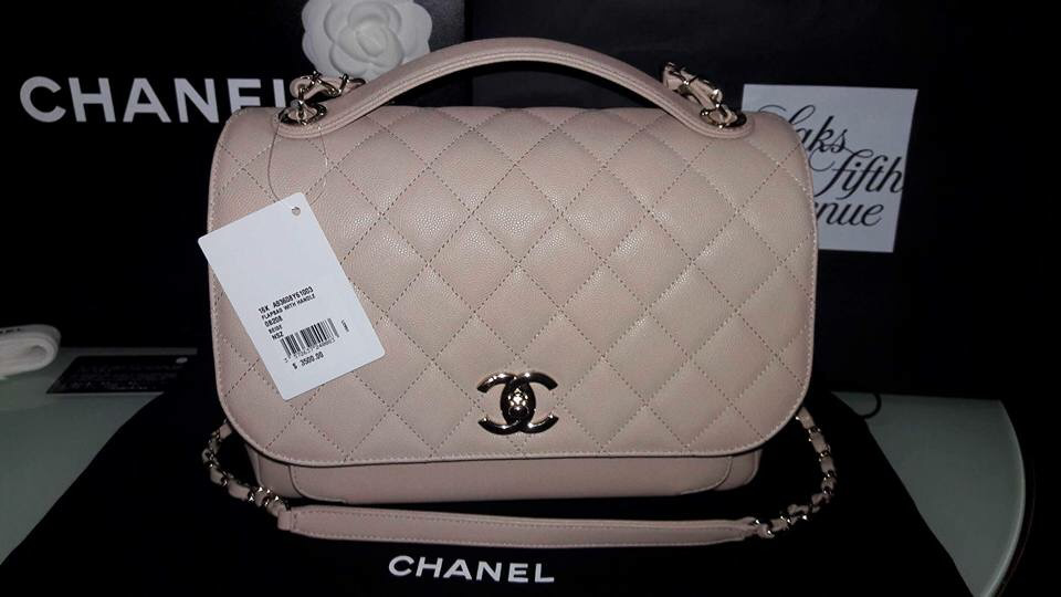 Della Marga - Gorgeous Chanel Business Affinity bag in beige 🤩 📸:  @miss.shirley.girly #chanel #chanelbusinessaffinity #chanelbag #chanelss20