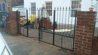 HKS089, 10 Foot Bi Folding Gate, Drive Gate, Metal Iron Gate, Folding Gate UK seller