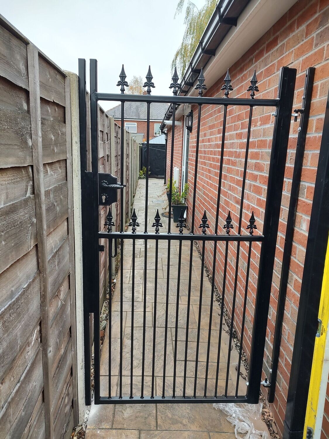 HKS333 SIDE GATE, PEDESTRIAN GATE, METAL GATE WITH LOCINOX KEY LOCK AND SLIDE PAD BOLT
