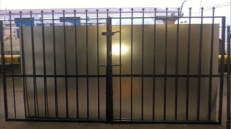 HKS080, METAL GATE, DRIVE GATE, WROUGHT IRON METAL GATE, SWING UK SELLER