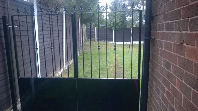 HKS062, METAL GATE, SIDE GATE,GATE, IRON METAL GATE, SWING GATE UK SELLER