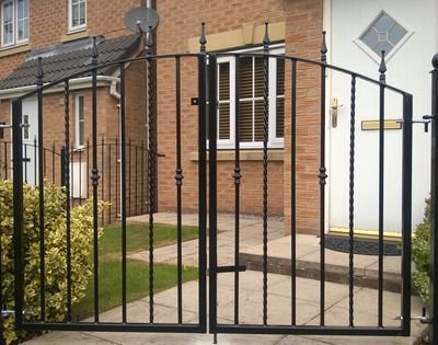 HKS055, ARCHED METAL GATE,ARCHED DRIVE GATE,GATE, IRON METAL GATE, SWING UK SELLER