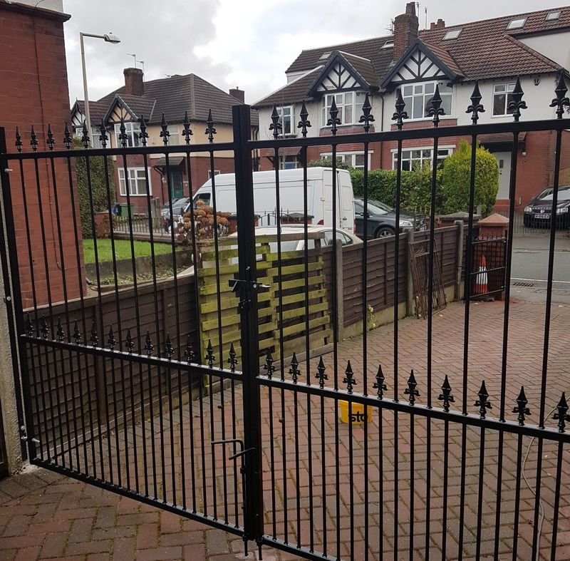 HKS075, HEAVY DUTY DRIVE GATE, GATE, WROUGHT IRON GATE, METAL GATE, DRIVE GATE. UK