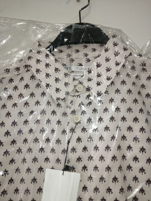 ZARA Men's Long Sleeve Fleur-de-Lis Print Shirt – Off-White with Plum Print – Size L – New