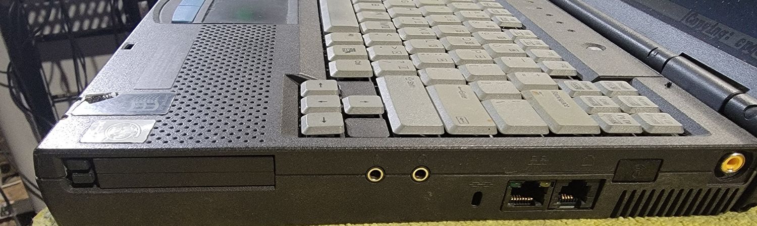HP Compaq Armada E500 Pentium III 700 MHz | 192MB | 12GB | ATI Rage Mobility | 14.1&quot; | FDD | DVD | Serial Port | Parallel Port | Modem | LAN | VGA | PCMCIA | PS2 | Windows XP Pro | PP2060