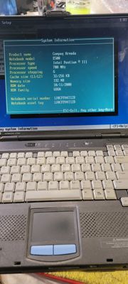 HP Compaq Armada E500 Pentium III 700 MHz | 192MB | 12GB | ATI Rage Mobility | 14.1" | FDD | DVD | Port série | Port parallèle | Modem | LAN | VGA | PP2060