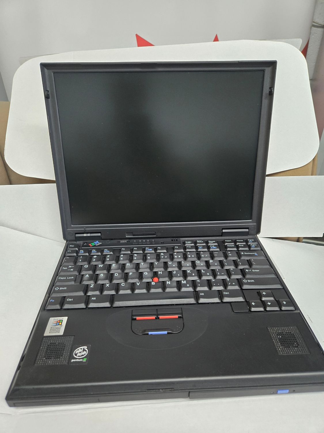 2645-9FU | IBM ThinkPad 600X | Pentium III 650 MHz | 448MB | 20GB  | 13.3" XGA TFT (1024 x 768) | Neomagic Magicgraph256zx | CD | Serial Port | Parallel Port | VGA | PS2 | USB | Windows XPP