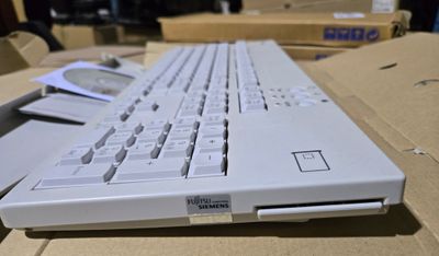Fujitsu Siemens S26381-K329-V110 Desktop Keyboard (Beige) – US English – Brand New in Box