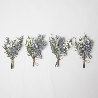 Set of 4 Place Settings Berries and Sparkly Foliage with a Gift Bag -White Set of 4 Place Settings Berries and Sparkly Foliage with a Gift Bag -White