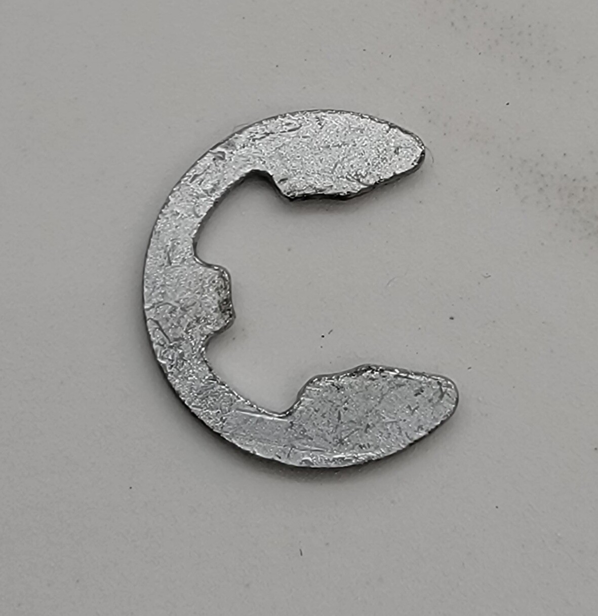 Hemi predator rocker pin retainer E clip