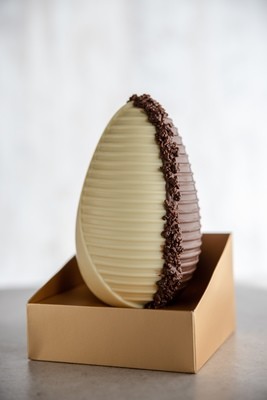 Large Egg with ridged detail