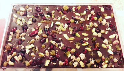 Large 1 kg Sharing bar - 66.6% Single Origin Brazilian Dark Chocolate with Toasted Pistachios, Dried Cranberry, Golden Raisins and Caramelized White Chocolate Large 1 kg Sharing bar - 66.6% Single Origin Brazilian Dark Chocolate with Toasted Pistachios, Dried Cranberry, Golden Raisins and Caramelized White Chocolate