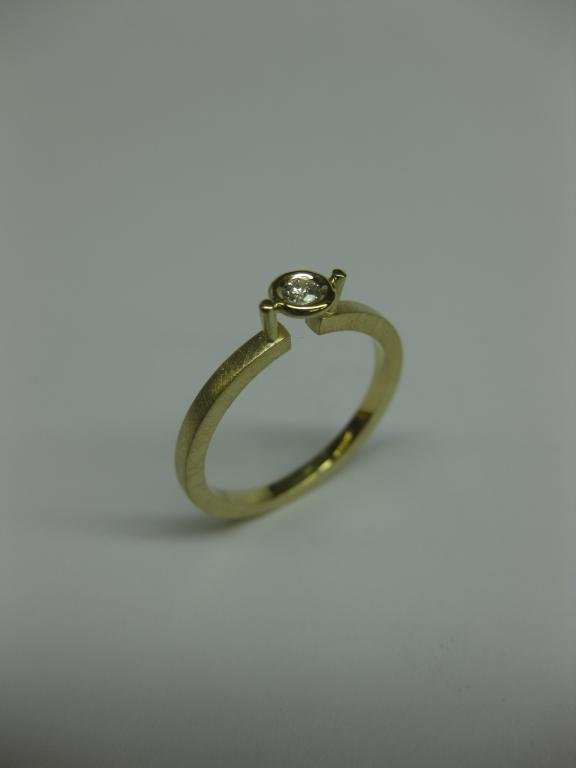 SORTIJA DE ORO AMARILLO CON DIAMANTE
