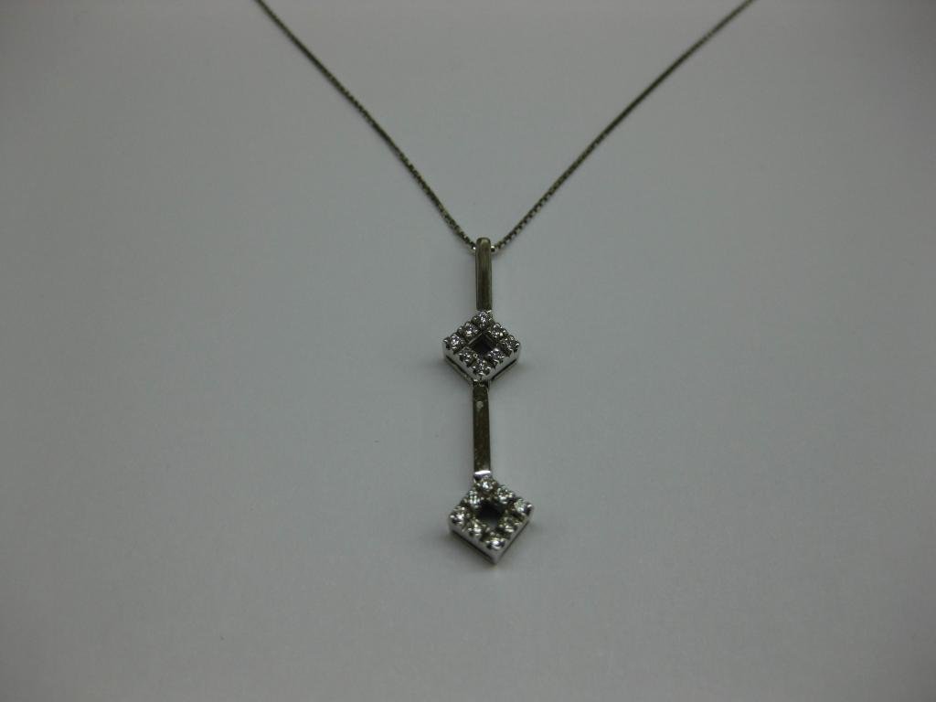 COLGANTE DE ORO BLANCO Y DIAMANTES.