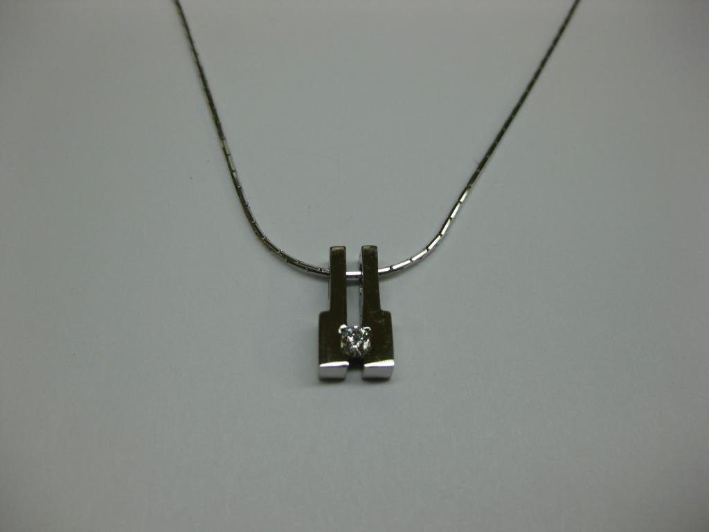 COLGANTE DE ORO BLANCO Y DIAMANTE