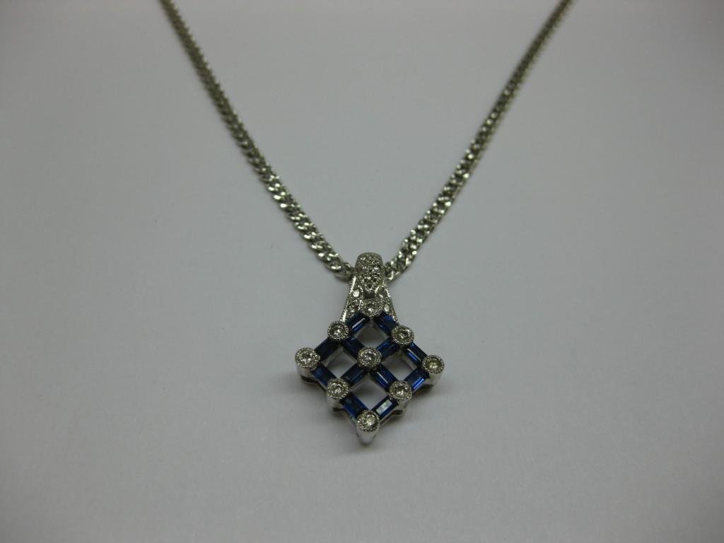 COLGANTE DE ORO BLANCO, DIAMANTES Y ZAFIROS