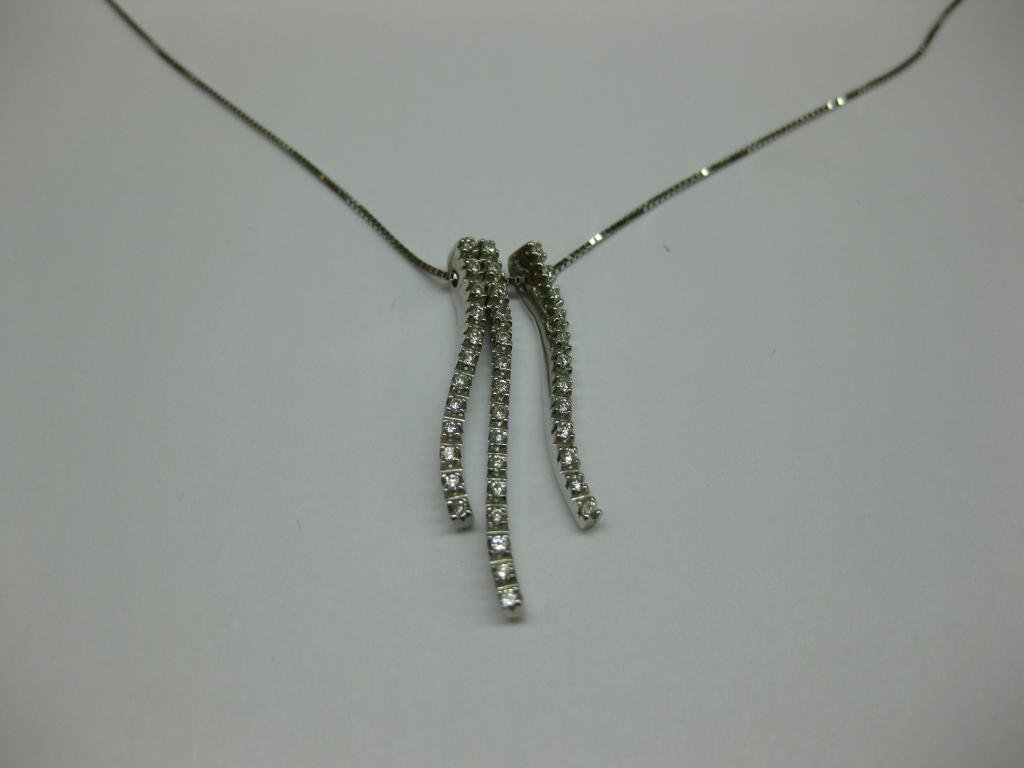 COLGANTE DE ORO BLANCO Y DIAMANTES.