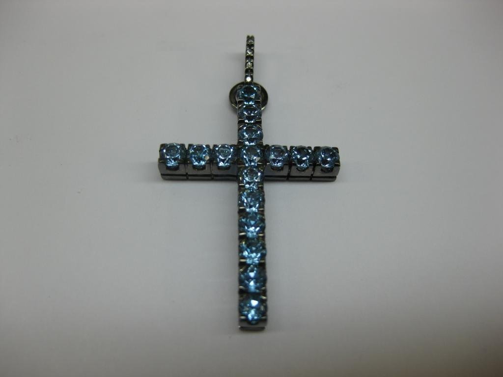 CRUZ DE ORO Y TOPACIOS AZULES.