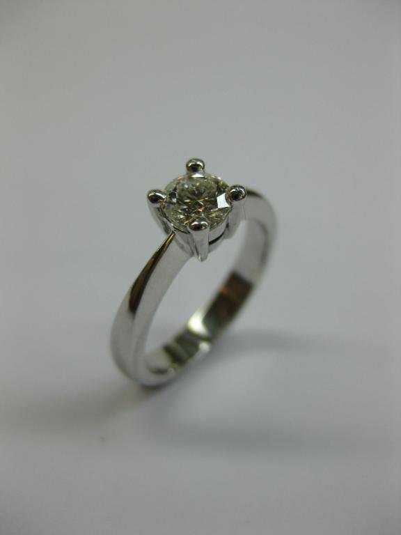 SOLITARIO DE ORO CON DIAMANTE