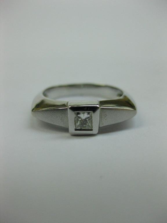 SOLITARIO DE ORO CON DIAMANTE