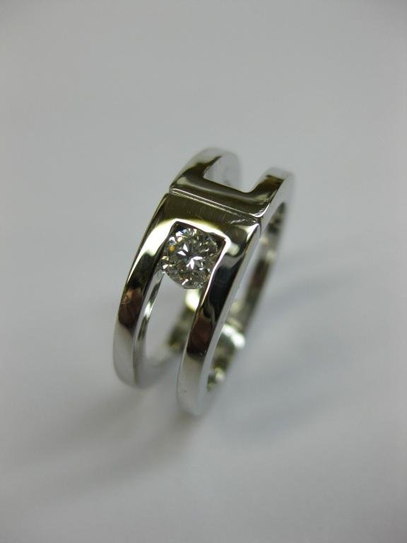 SOLITARIO DE ORO CON DIAMANTE