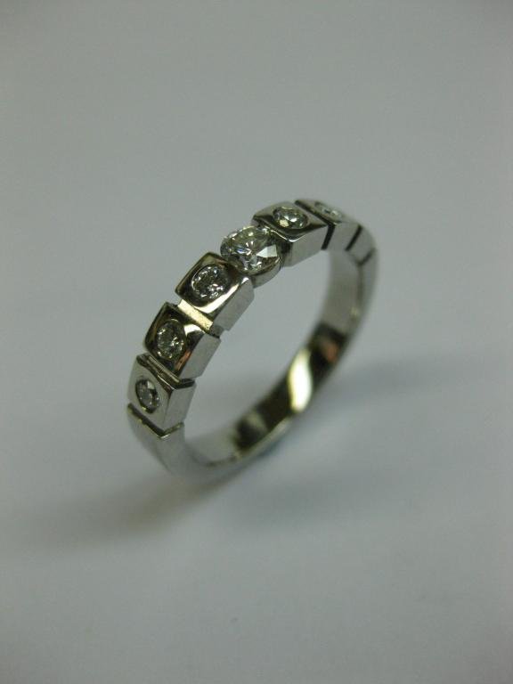 ANILLO DE ORO CON DIAMANTES