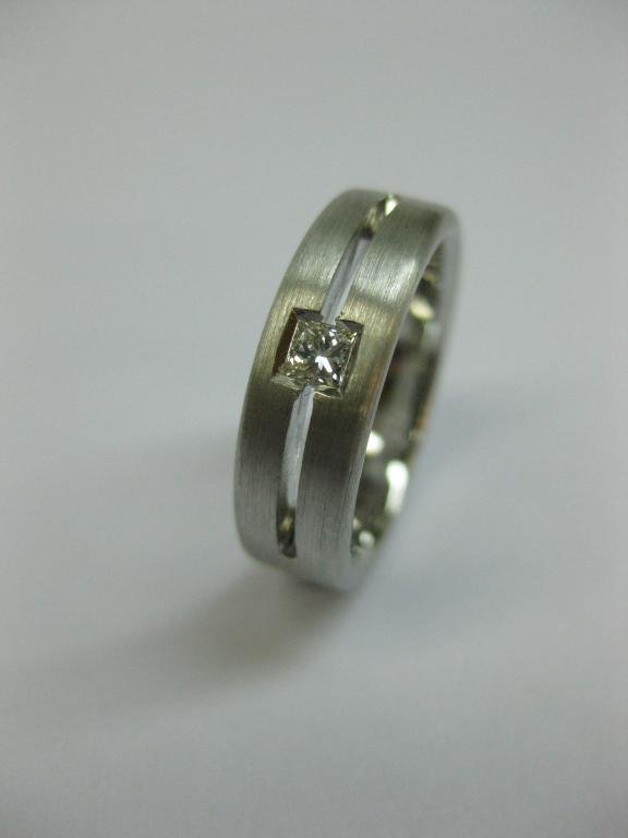 SOLITARIO DE ORO CON DIAMANTE