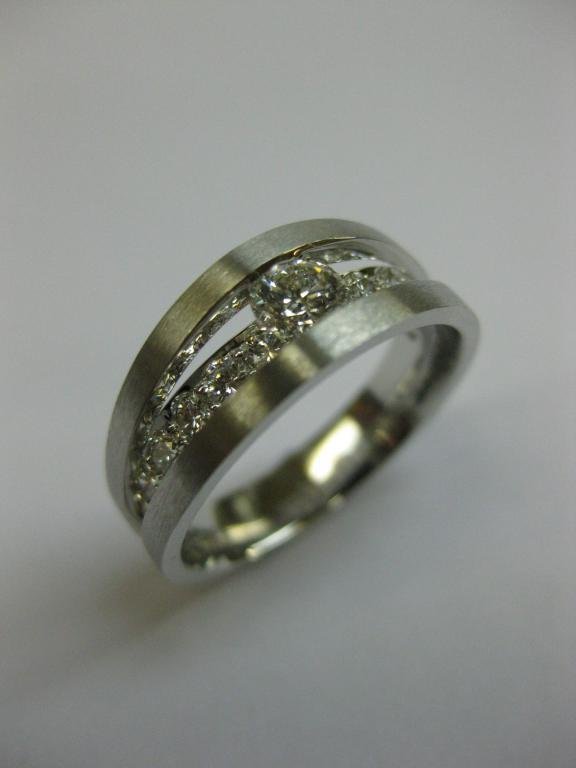 ANILLO DE ORO CON DIAMANTES